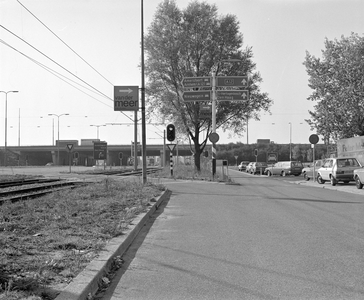 884391 Gezicht op de Europalaan te Utrecht, met centraal het tracé van de Sneltram Utrecht-Nieuwegein v.v.; rechts de ...